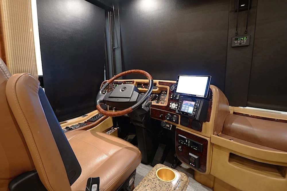 2006 Prevost Liberty Elegant Lady XLII Motorcoach - Image 15