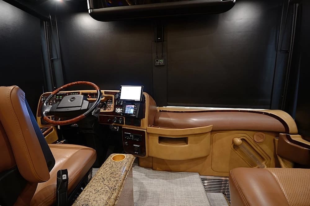 2006 Prevost Liberty Elegant Lady XLII Motorcoach - Image 16