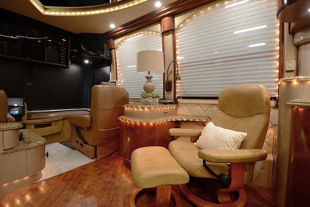 2006 Prevost Liberty Elegant Lady XLII Motorcoach - Image 18