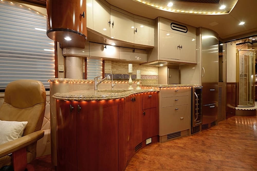 2006 Prevost Liberty Elegant Lady XLII Motorcoach - Image 19