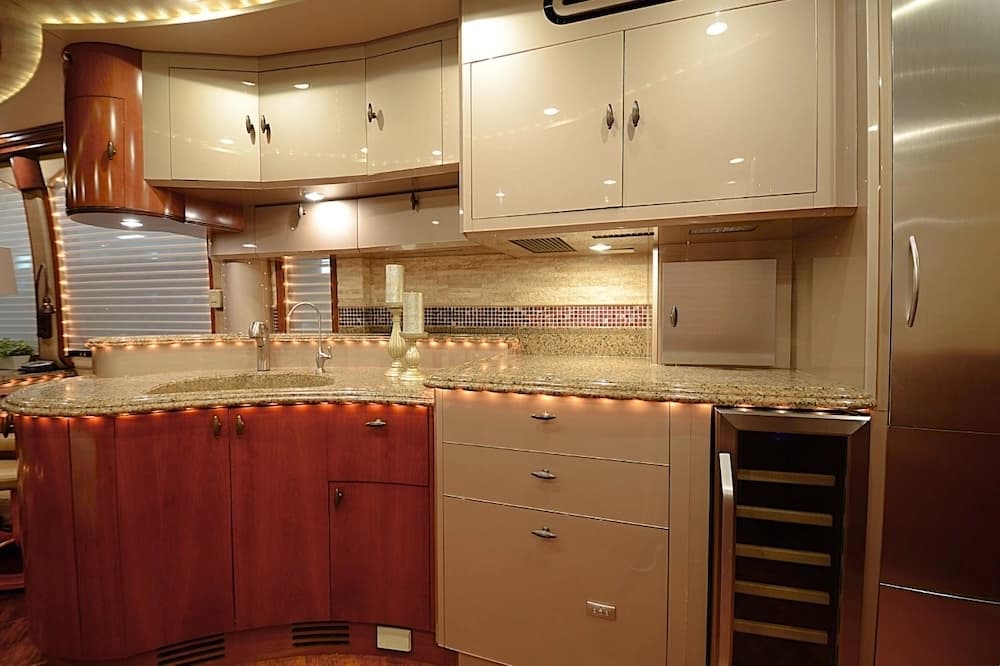 2006 Prevost Liberty Elegant Lady XLII Motorcoach - Image 21
