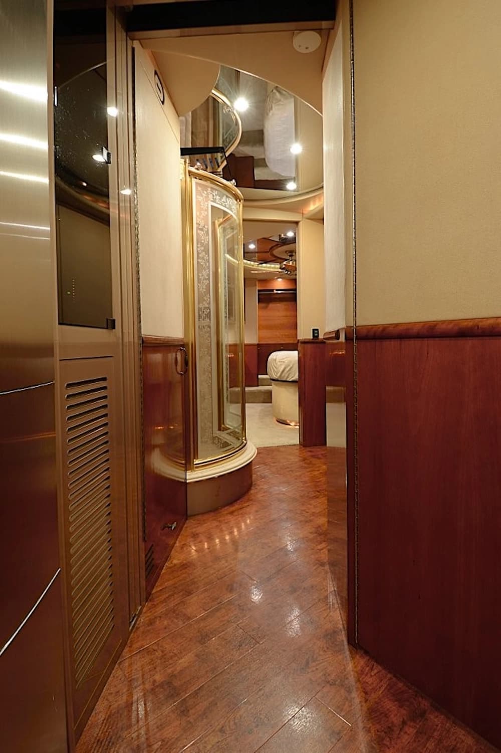 2006 Prevost Liberty Elegant Lady XLII Motorcoach - Image 23