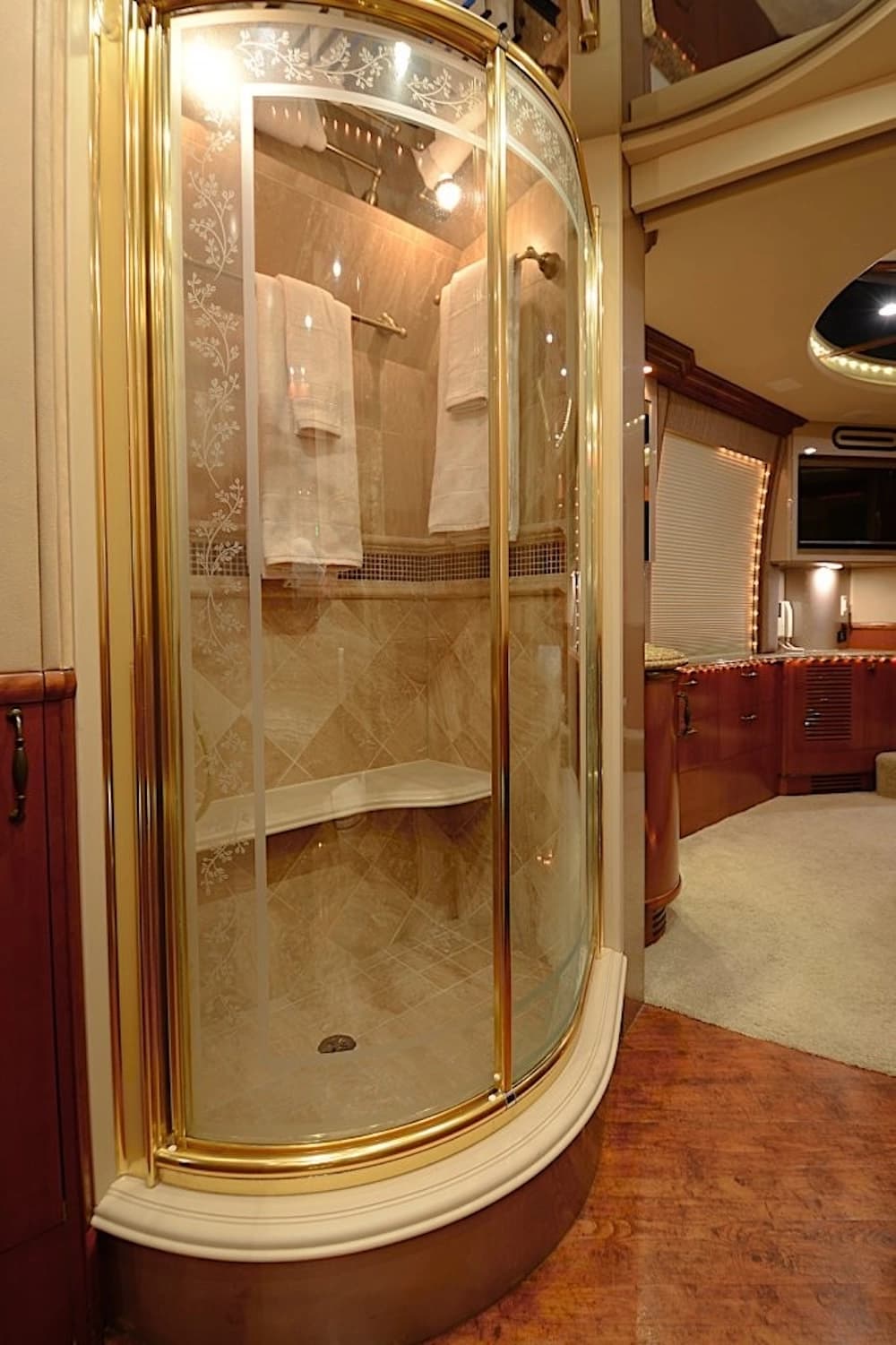2006 Prevost Liberty Elegant Lady XLII Motorcoach - Image 26