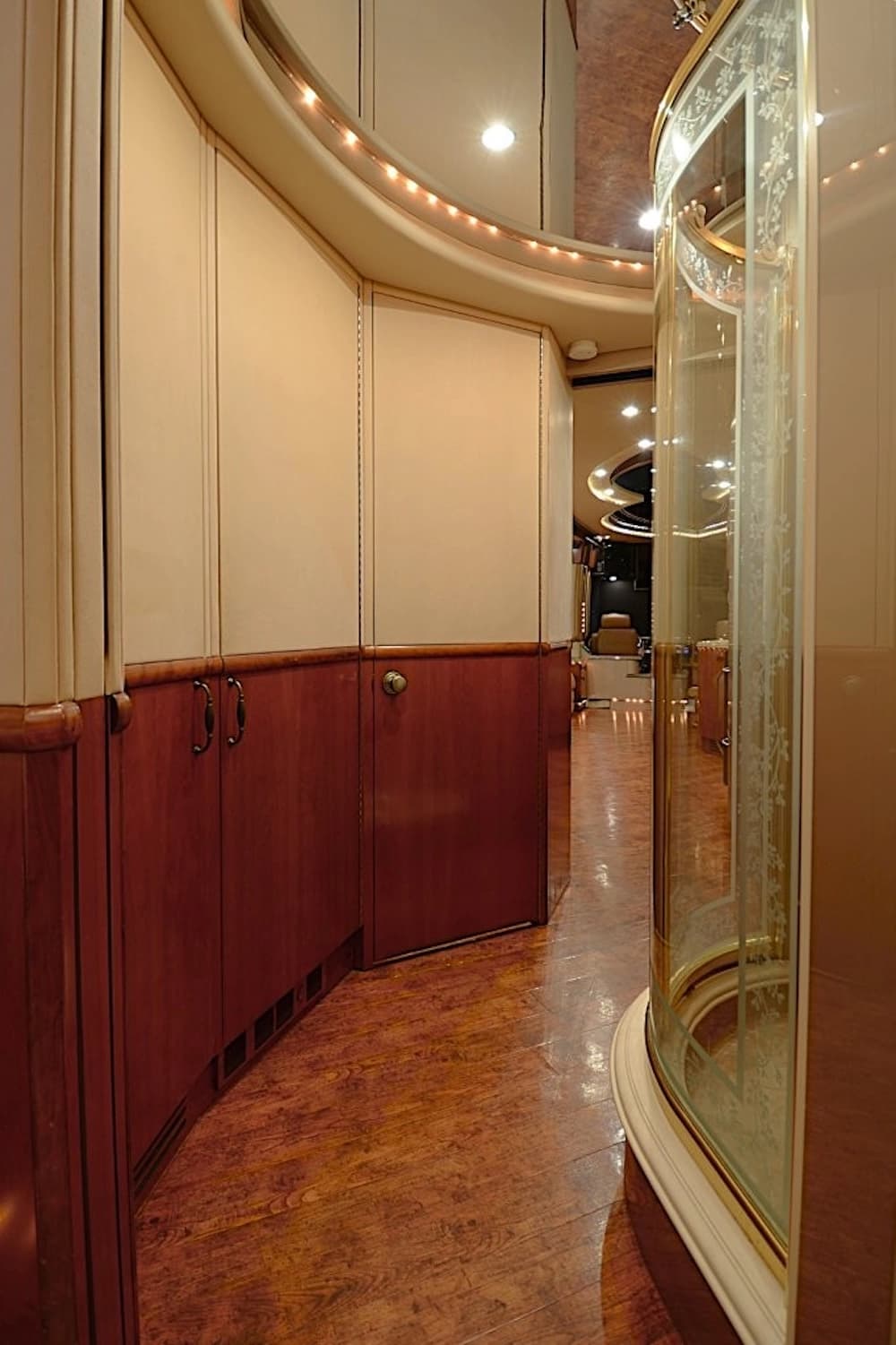 2006 Prevost Liberty Elegant Lady XLII Motorcoach - Image 27