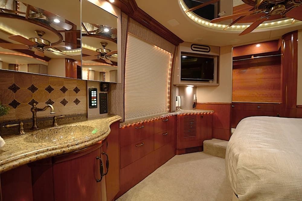 2006 Prevost Liberty Elegant Lady XLII Motorcoach - Image 29