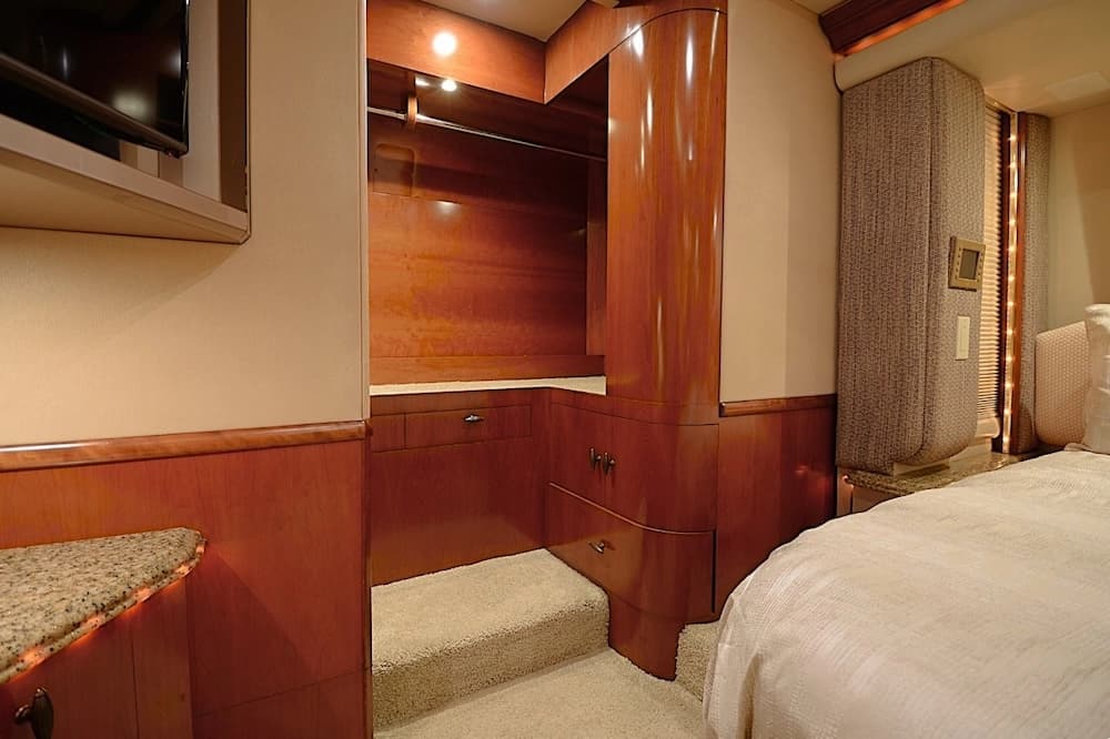2006 Prevost Liberty Elegant Lady XLII Motorcoach - Image 30