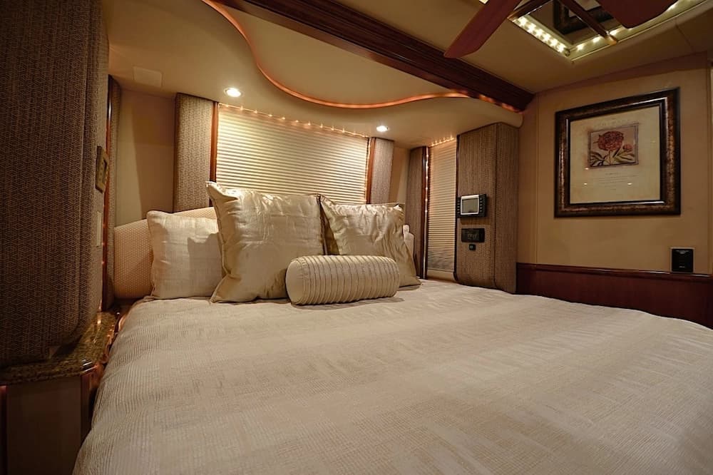 2006 Prevost Liberty Elegant Lady XLII Motorcoach - Image 31