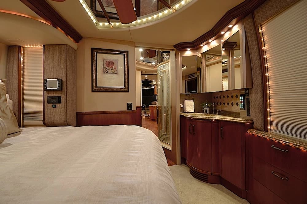 2006 Prevost Liberty Elegant Lady XLII Motorcoach - Image 32