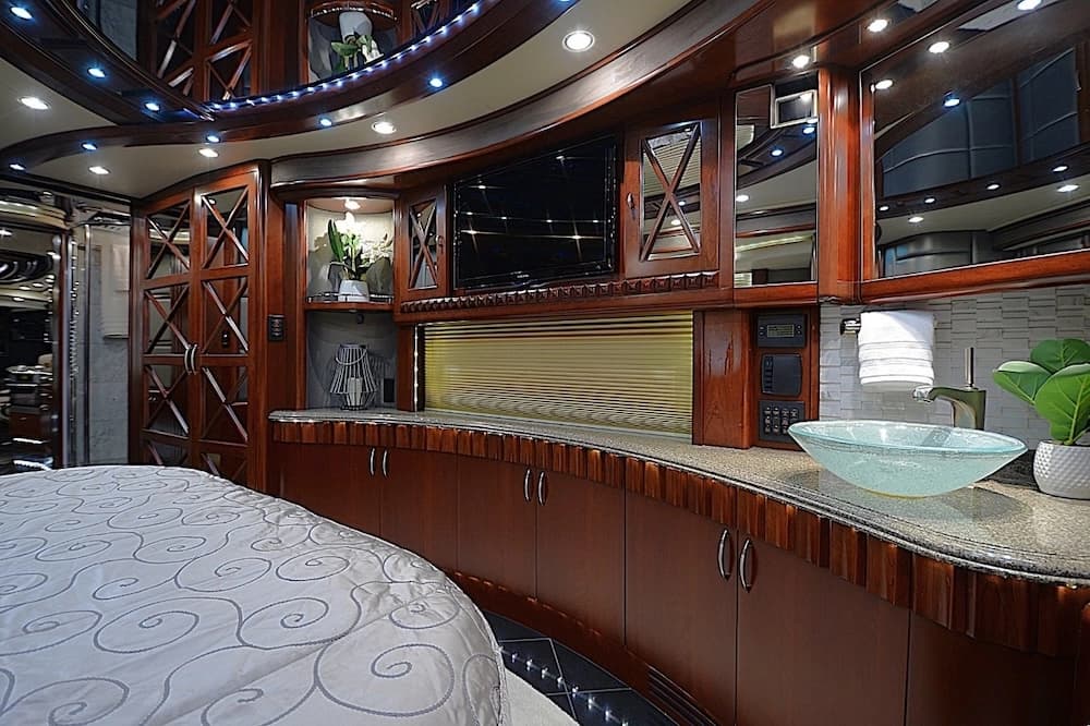 2012 Prevost Liberty Elegant Lady H3-45 Motorcoach - Image 29