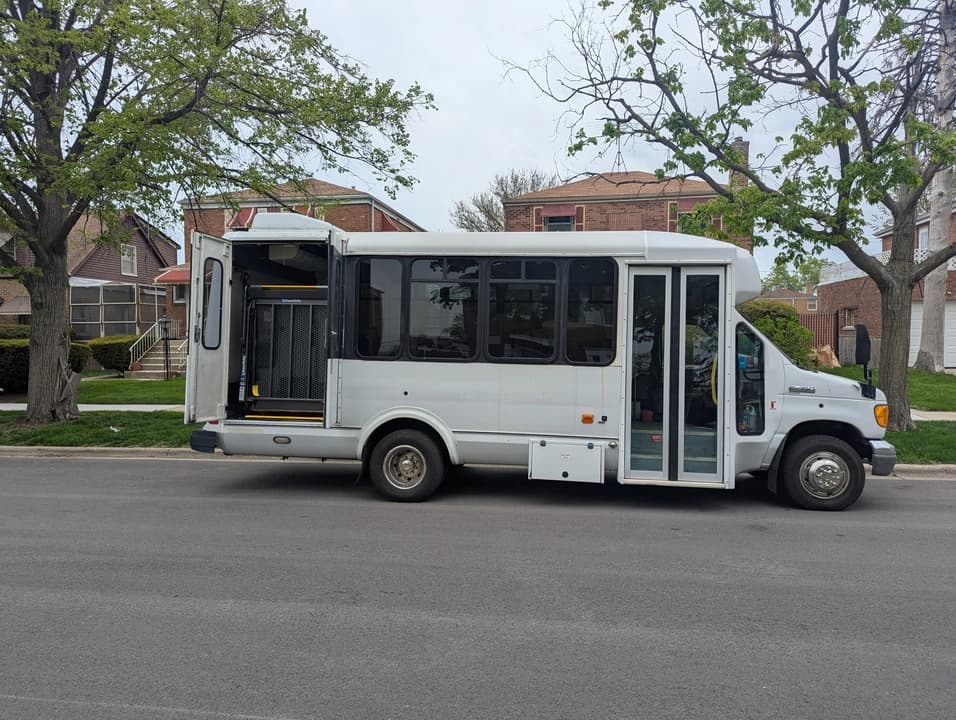 2006 Ford E450 ADA Shuttle Bus - Image 12
