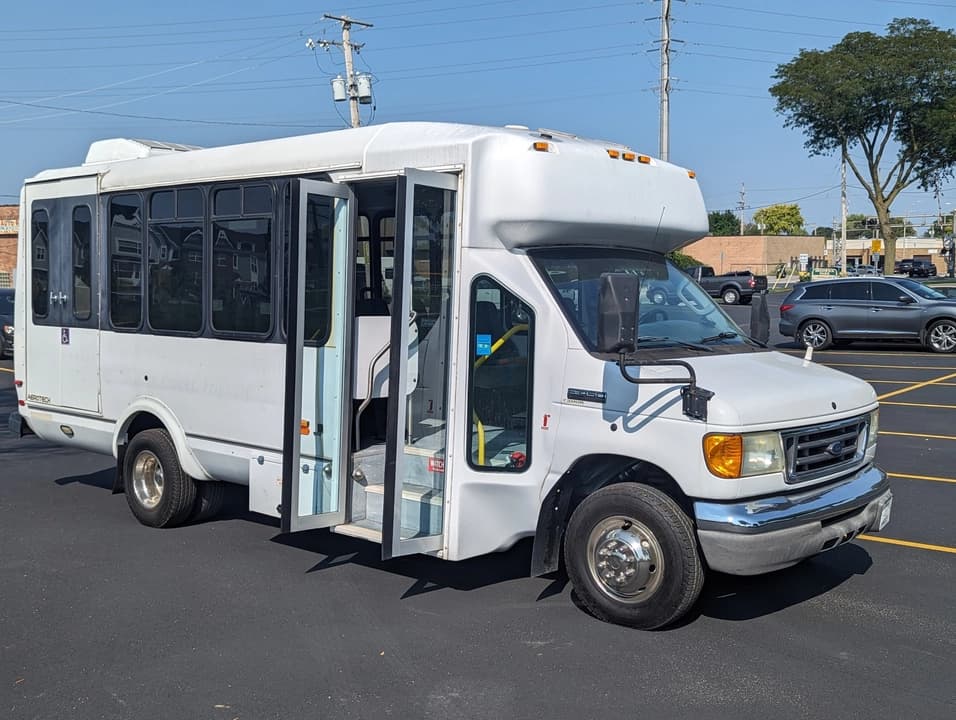 2006 Ford E450 ADA Shuttle Bus - Image 15