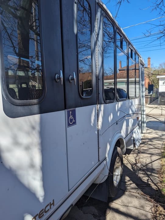 2006 Ford E450 ADA Shuttle Bus - Image 16