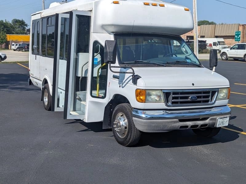 2006 Ford E450 ADA Shuttle Bus - Image 19