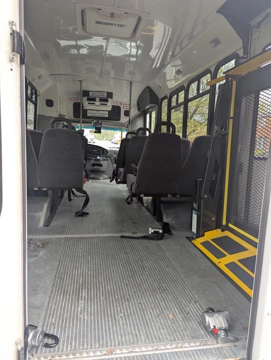 2006 Ford E450 ADA Shuttle Bus - Image 20