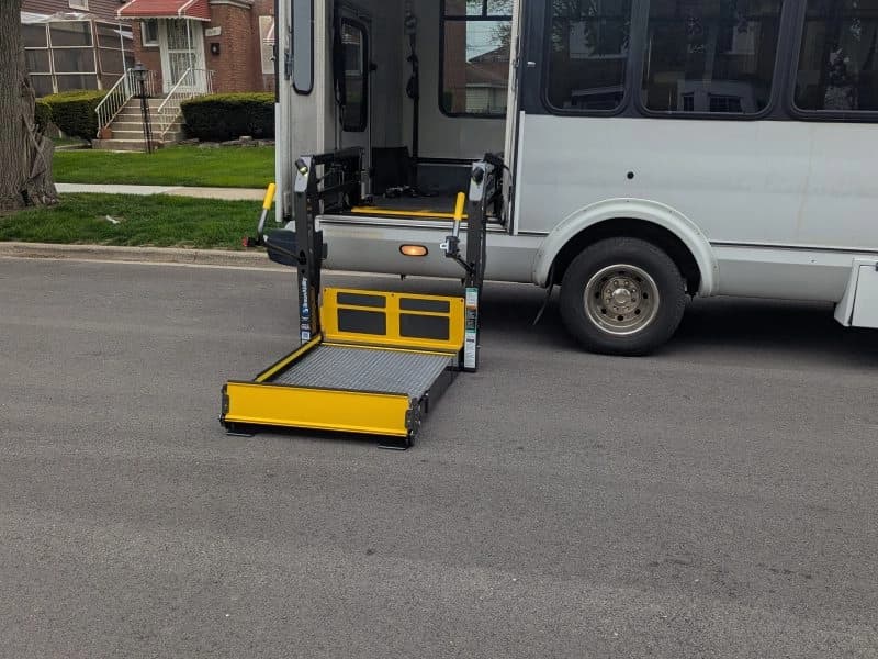 2006 Ford E450 ADA Shuttle Bus - Image 21