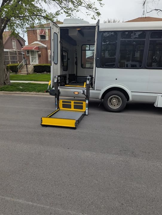 2006 Ford E450 ADA Shuttle Bus - Image 23