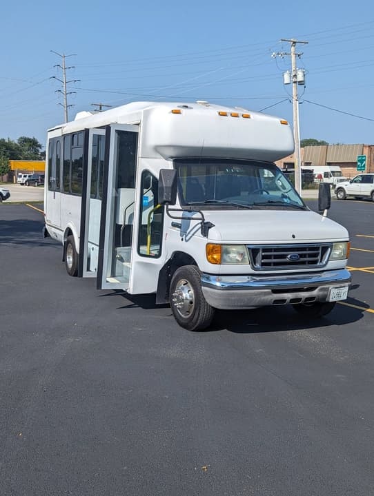 2006 Ford E450 ADA Shuttle Bus - Image 26