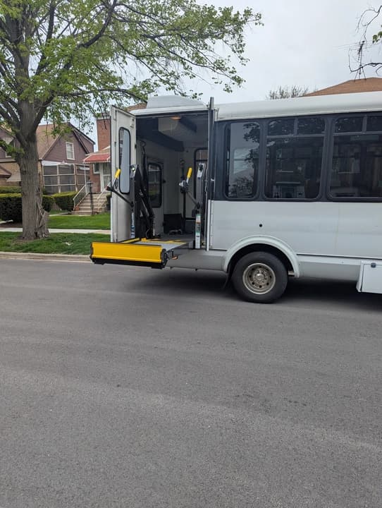 2006 Ford E450 ADA Shuttle Bus - Image 29