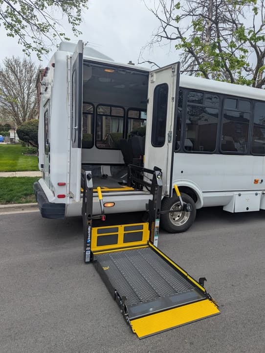 2006 Ford E450 ADA Shuttle Bus - Image 10