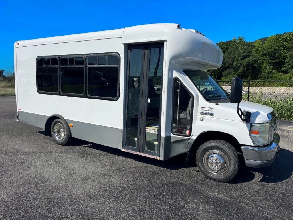 2011 StarTrans Senator Shuttle Bus - Image 1
