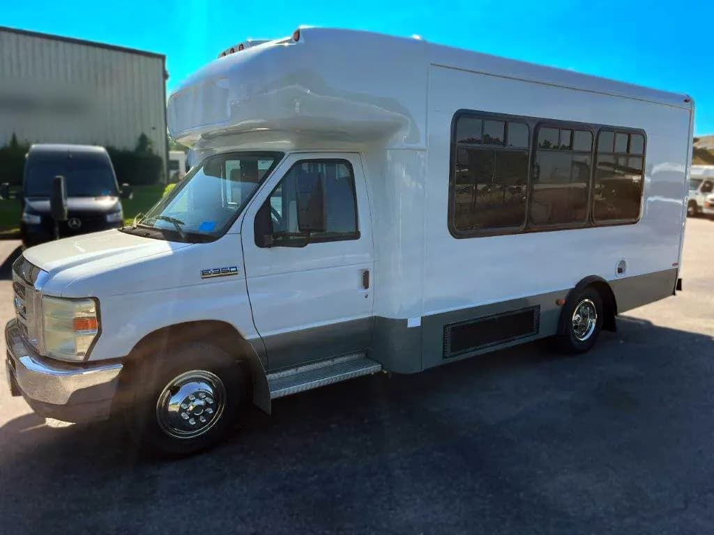 2011 StarTrans Senator Shuttle Bus - Image 2