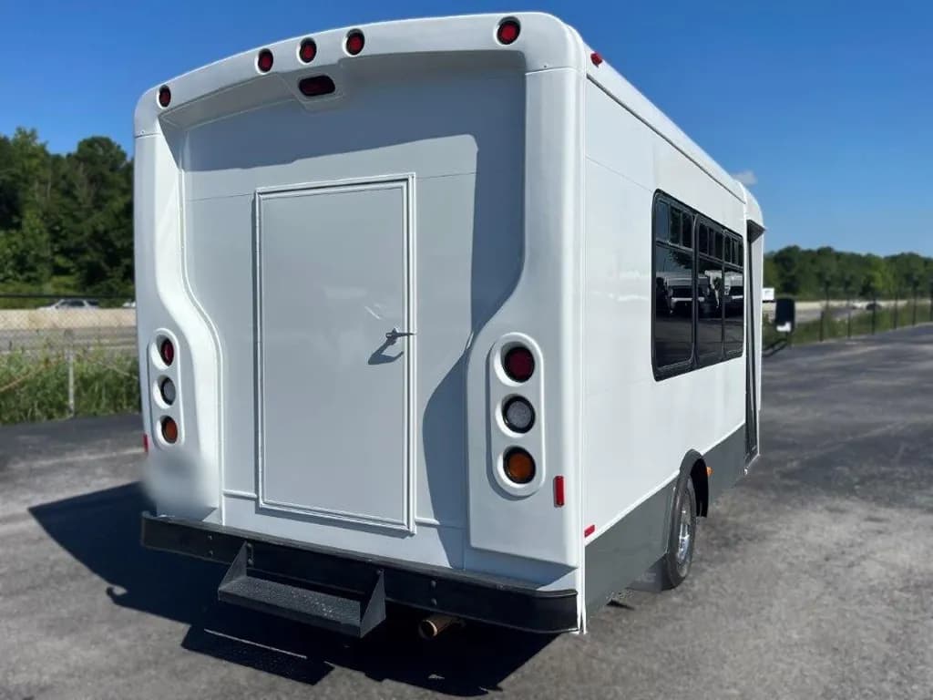 2011 StarTrans Senator Shuttle Bus - Image 3