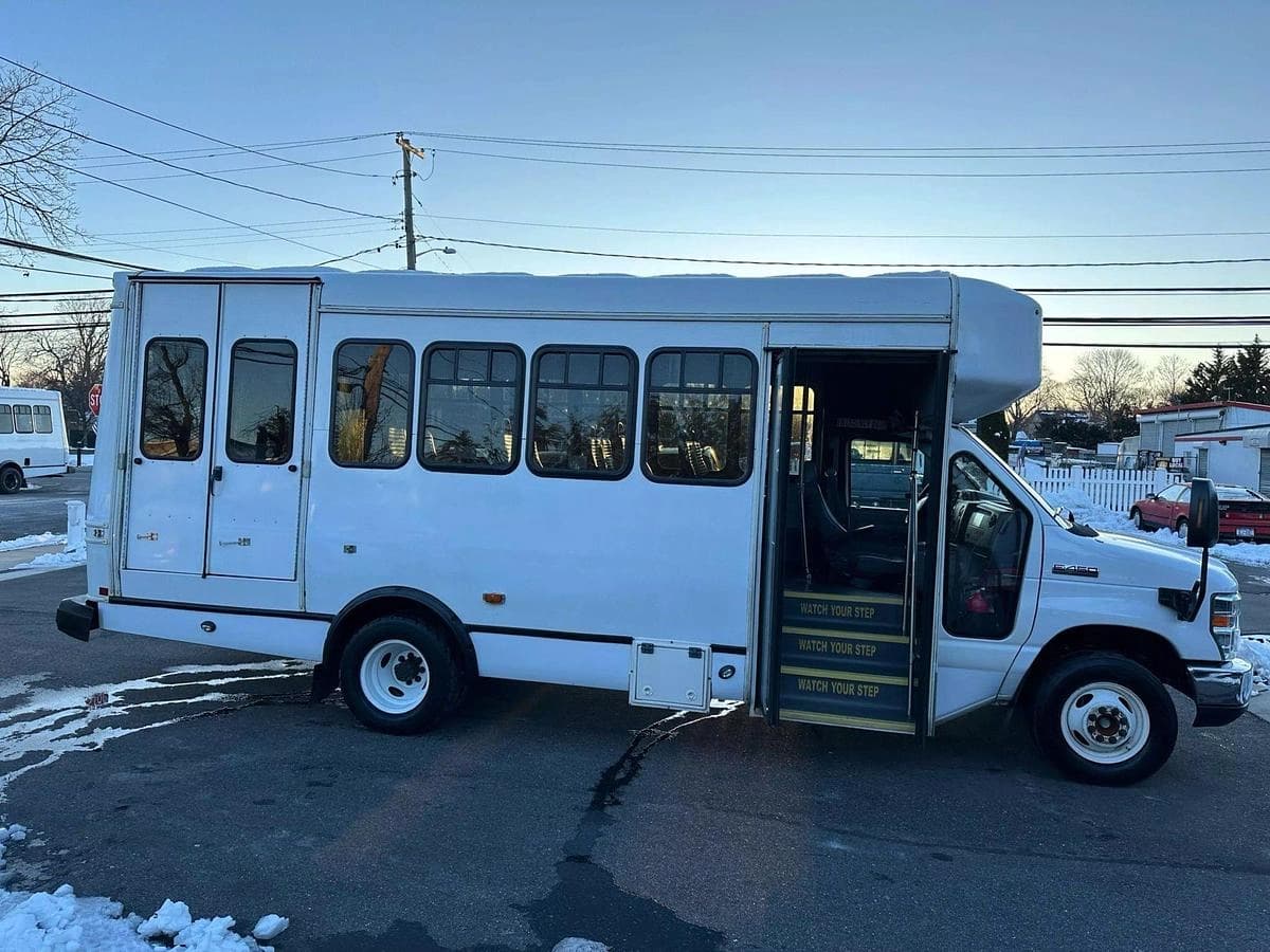 2017 Ford E450 Non-CDL ADA Shuttle Bus - Image 9