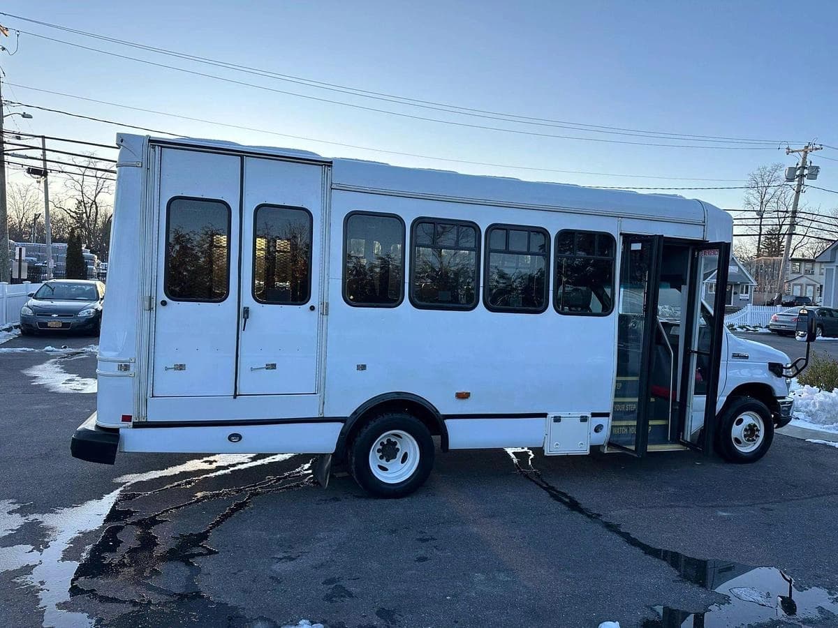 2017 Ford E450 Non-CDL ADA Shuttle Bus - Image 10