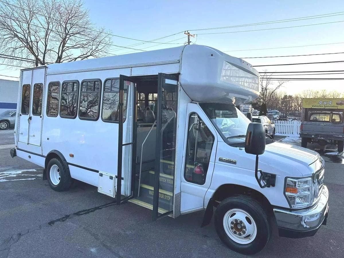 2017 Ford E450 Non-CDL ADA Shuttle Bus - Image 12