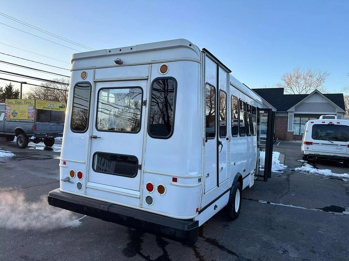 2017 Ford E450 Non-CDL ADA Shuttle Bus - Image 5
