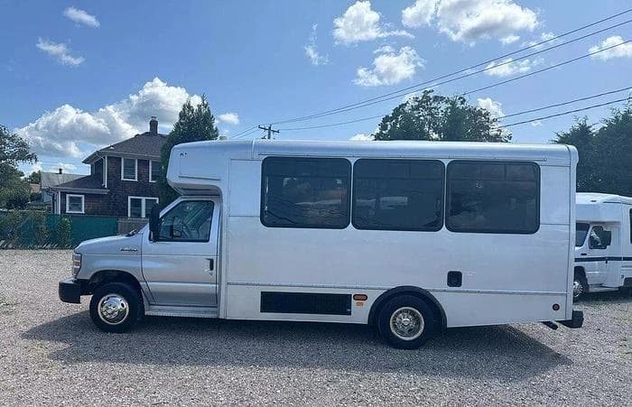 2017 Ford E450 ADA Shuttle Bus - Image 18