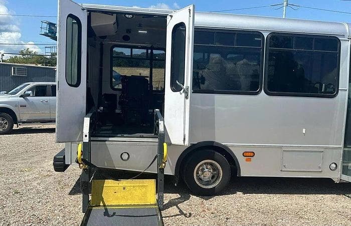2017 Ford E450 ADA Shuttle Bus - Image 21