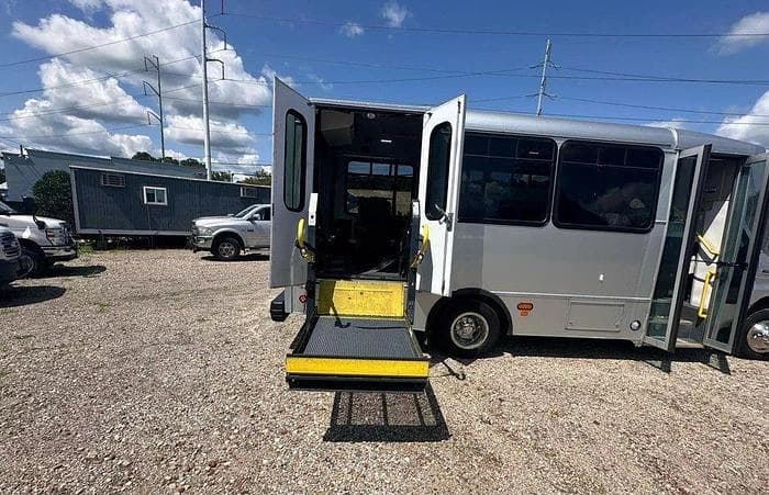 2017 Ford E450 ADA Shuttle Bus - Image 23