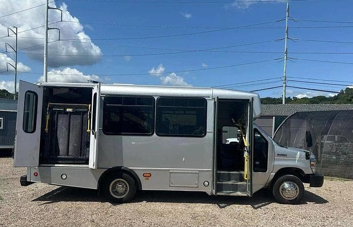 2017 Ford E450 ADA Shuttle Bus - Image 32