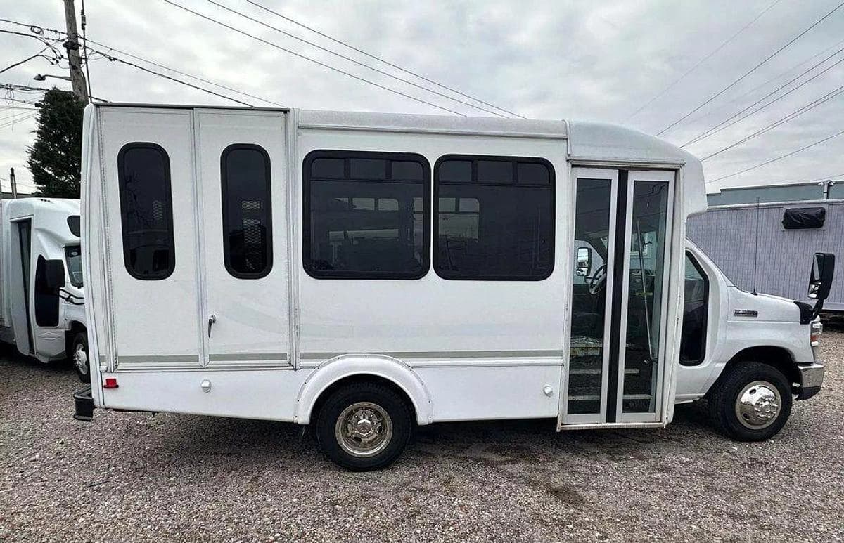 2015 Ford E-350 Non CDL 8/4 Wheelchair Shuttle Bus - Image 4