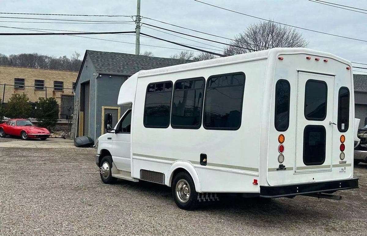 2015 Ford E-350 Non CDL 8/4 Wheelchair Shuttle Bus - Image 6