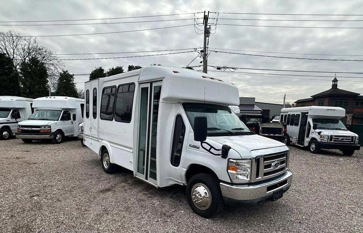 2015 Ford E-350 Non CDL 8/4 Wheelchair Shuttle Bus - Image 8