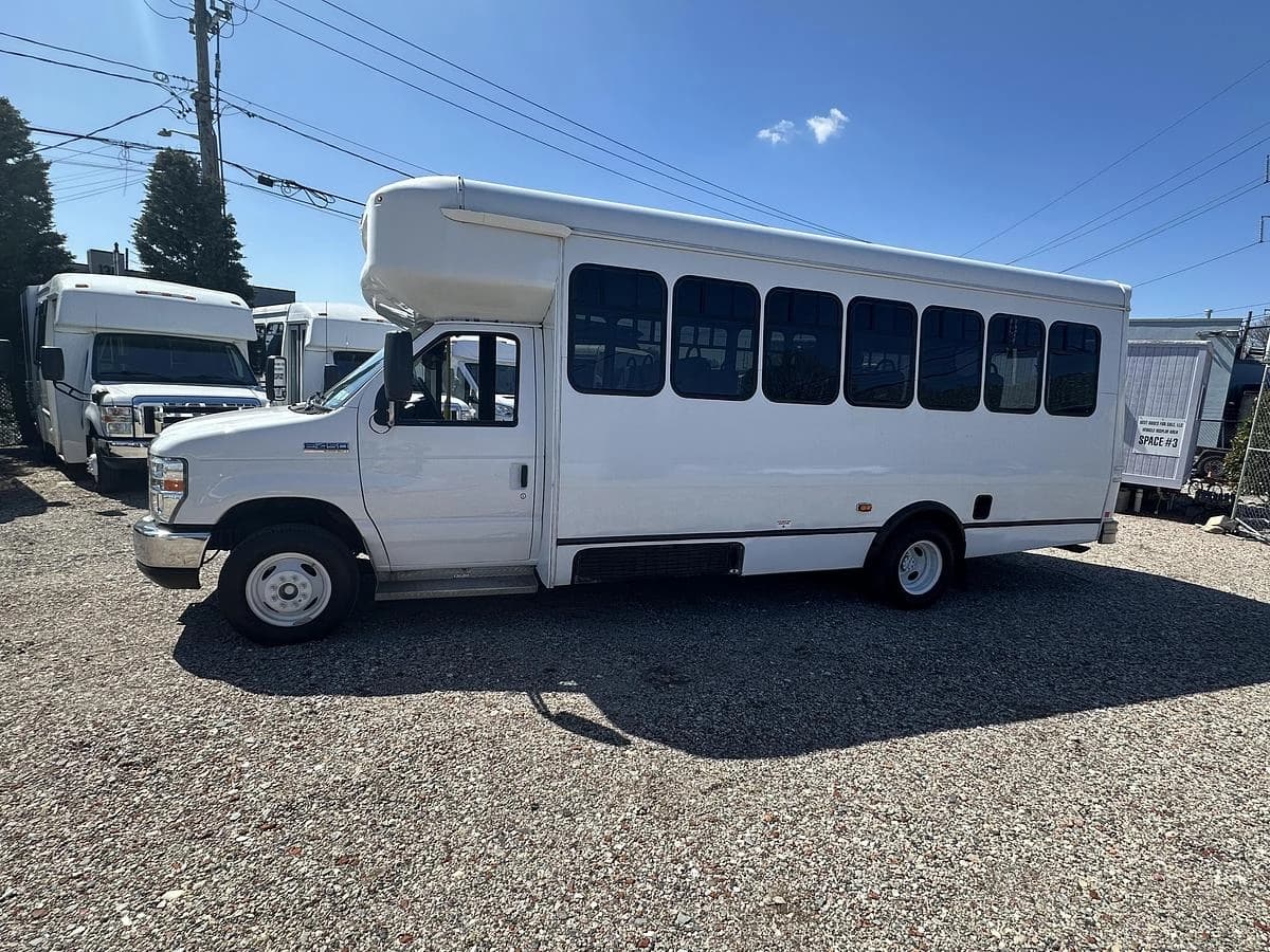 2017 Ford E-450 ADA Shuttle Bus - Image 25