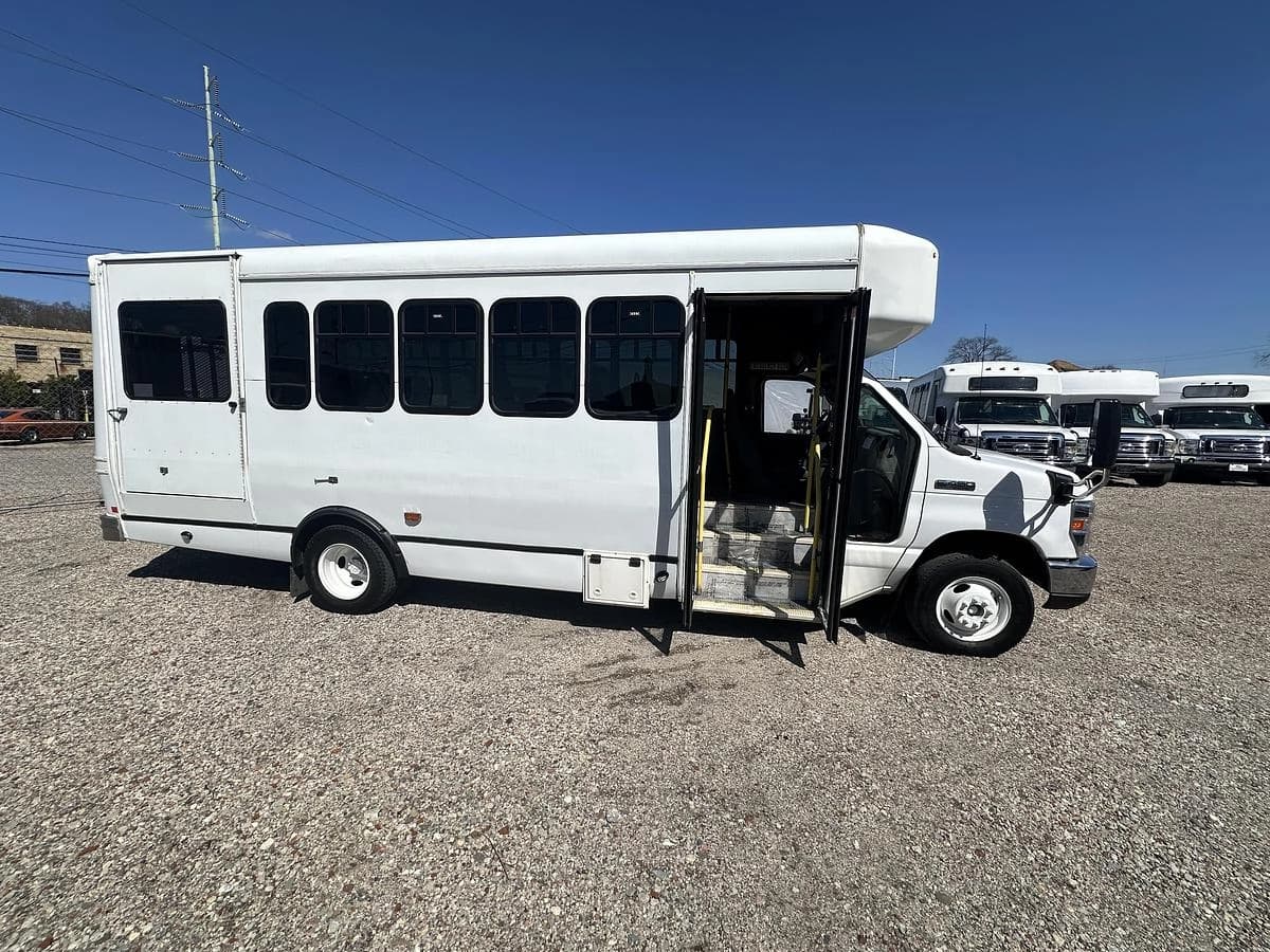 2017 Ford E-450 ADA Shuttle Bus - Image 26