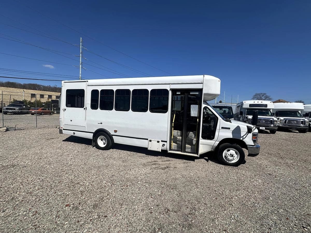 2017 Ford E-450 ADA Shuttle Bus - Image 27