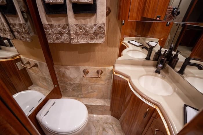 2007 Prevost Marathon XLII Motorcoach - Image 16