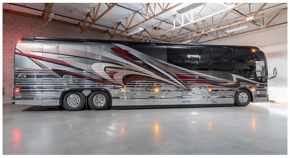 2006 Prevost Royale XLII Motorcoach - Image 2
