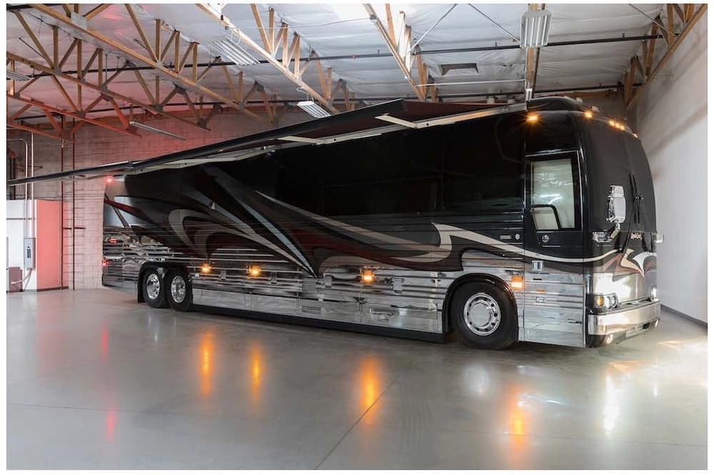 2006 Prevost Royale XLII Motorcoach - Image 1