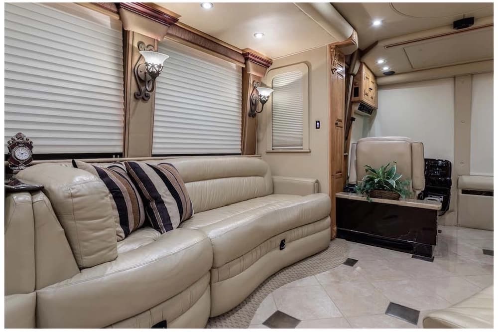 2006 Prevost Royale XLII Motorcoach - Image 11