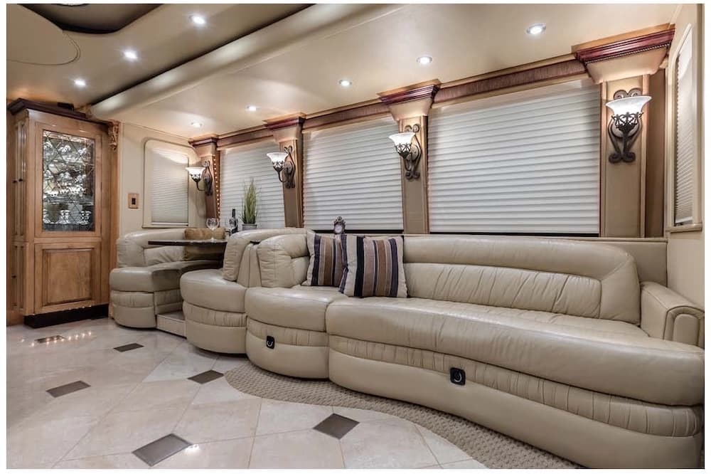 2006 Prevost Royale XLII Motorcoach - Image 13