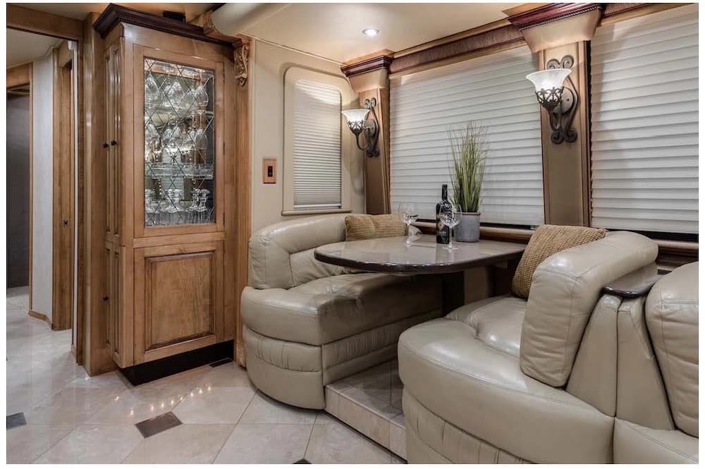 2006 Prevost Royale XLII Motorcoach - Image 16