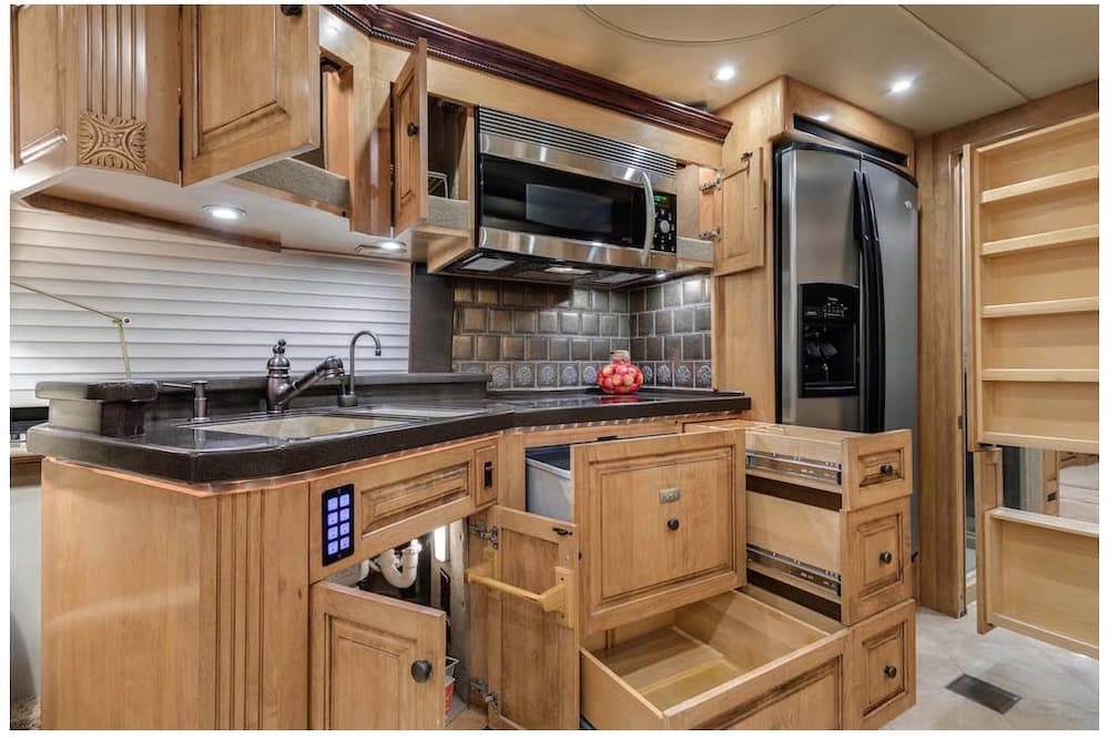 2006 Prevost Royale XLII Motorcoach - Image 18