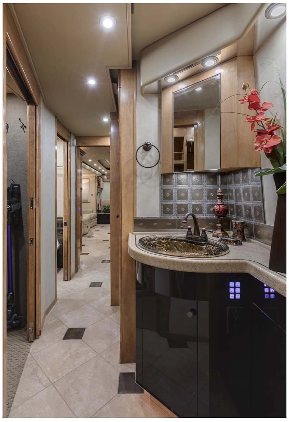 2006 Prevost Royale XLII Motorcoach - Image 21
