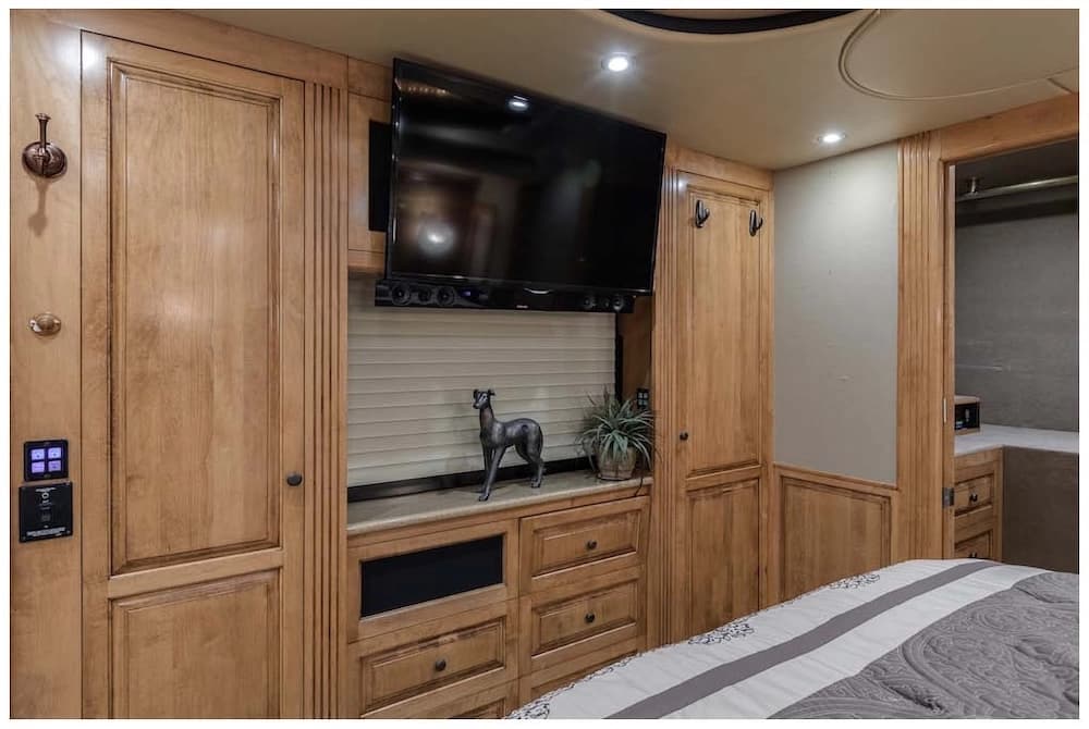 2006 Prevost Royale XLII Motorcoach - Image 23