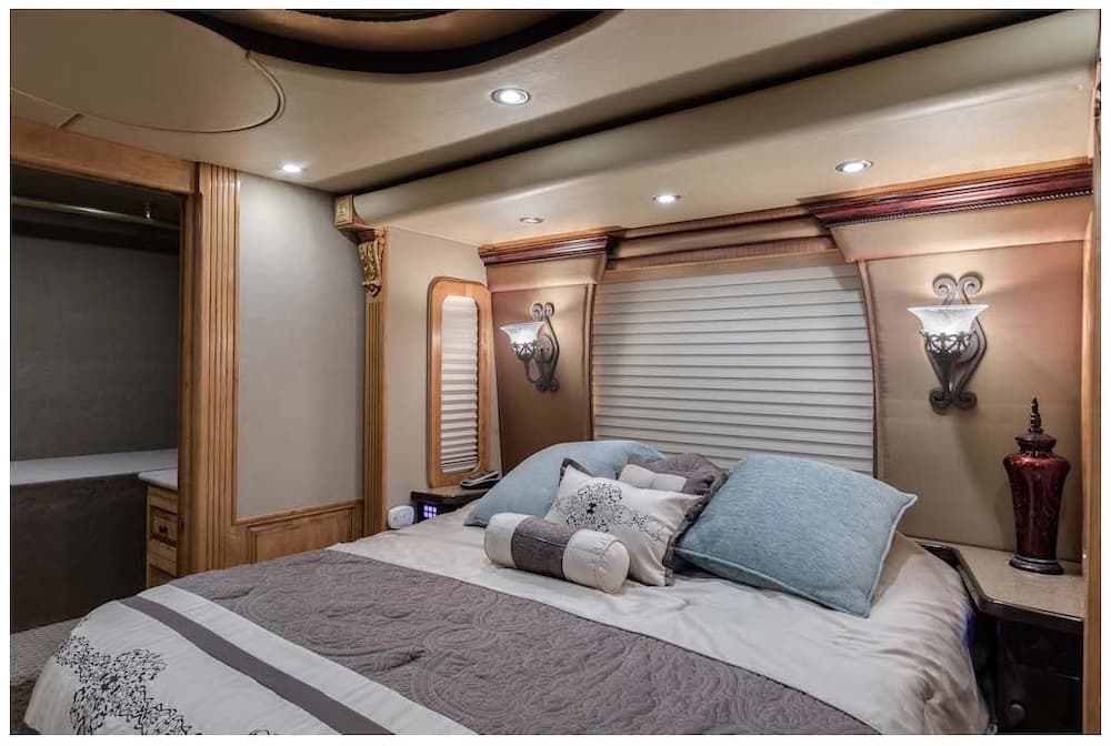 2006 Prevost Royale XLII Motorcoach - Image 24